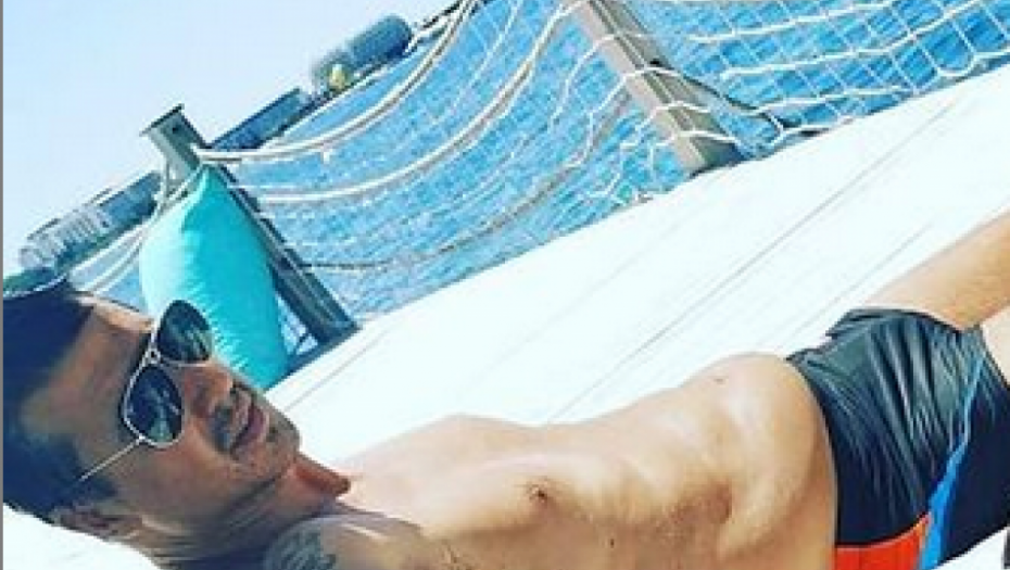 Marko Bulat pokazao stomak, a od zgodne crnke zatražio da mu namaže leđa (FOTO)