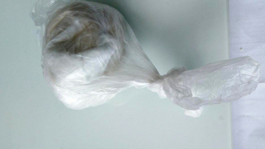 HEROIN I TABLETE KRILA U HLEBU Uhapšena žena u Novom Sadu, zaplenjena i veća suma novca!