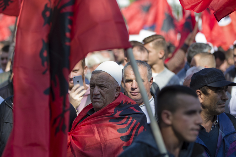 BLOKIRA SVE PREGOVORE Kurti kao Enver Hodža