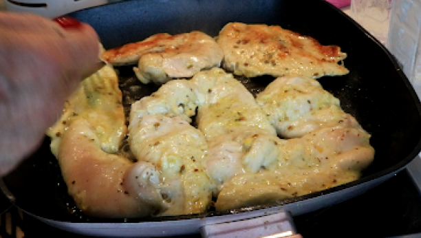 NEĆETE MORATI DA PERETE SUDOVE POSLE RUČKA! Pileći file sa sočnim i ukusnim prelivom - vrh zadovoljstva! (VIDEO)