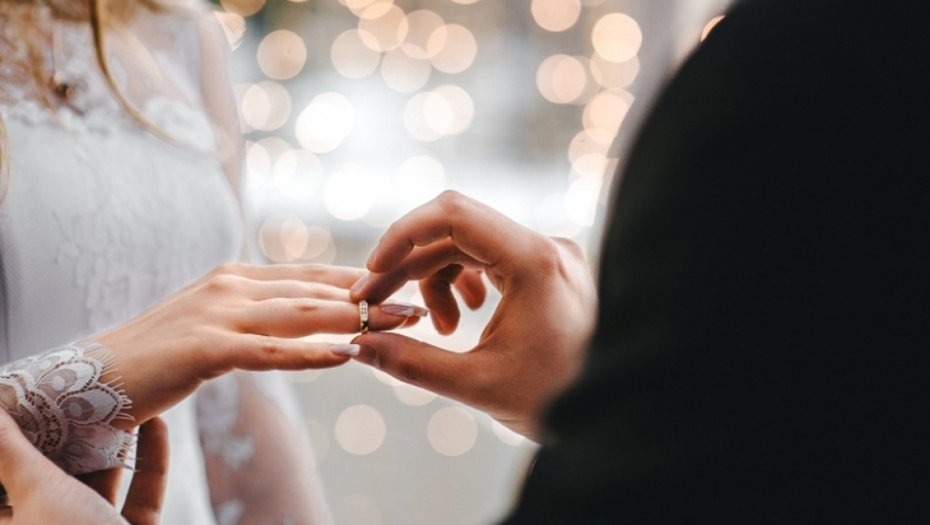 NARODNI TRIK STVARNO "RADI": Uz pomoć tri stvari saznajte kada ćete se udati