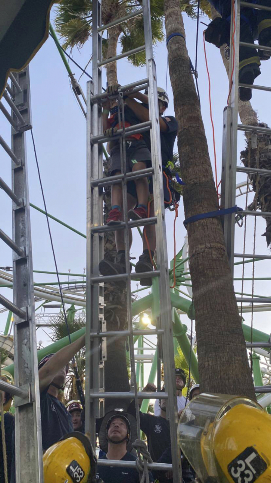 HOROR U LUNA PARKU Rolerkoster se zaglavio, 22 ljudi ostalo da visi naopačke, gledajući smrti u oči! (VIDEO)