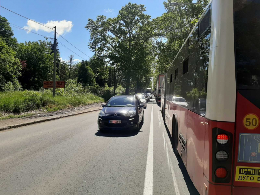 KOLAPS NA BATAJNIČKOM DRUMU Vozačima za JEDAN pređeni kilometar treba čak 40 minuta!  (VIDEO)
