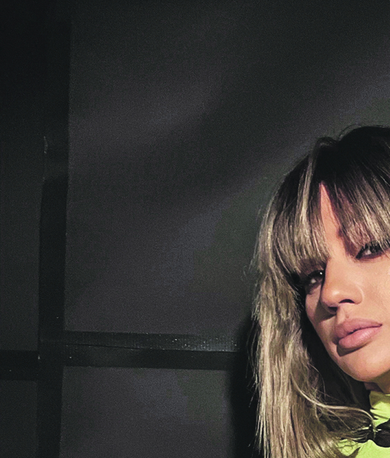 MOMCI ODLEPILI! Ana Kokić u nikad izazovnijem izdanju, a svi komentarišu jedan detalj!