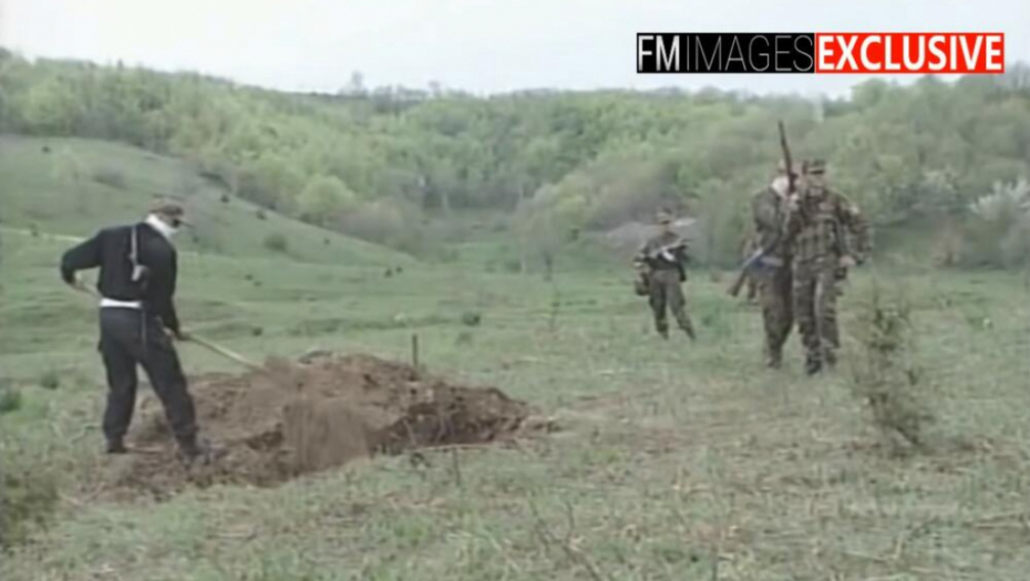 UZNEMIRUJUĆI SADRŽAJ Pripadnici OVK stoje na telima srpskih vojnika, kopaju raku i bacaju ih unutra (VIDEO)
