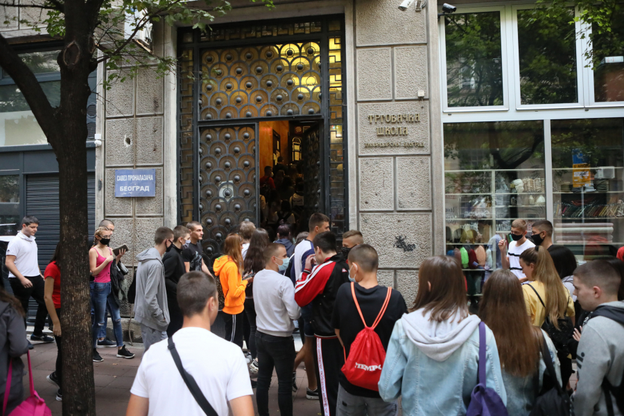 RODITELJI I UČENICI U ŠOKU Objavljene rang liste, jedna škola se mnogo visoko kotira! Teško je upisati