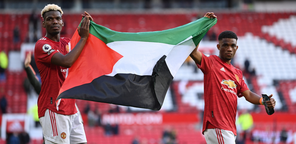 RAT U STVARNOSTI, ALI I NA DRUŠTVENIM MREŽAMA Zvezda Junajteda stala uz jedne, a zvezda PSV mu u ruke gurnula drugu zastavu