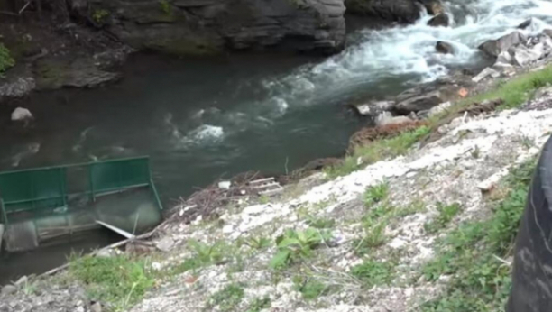 HULIGANI GURNULI KONTEJNER U REKU I BILO IM MALO: U Moravici celo autobusko stajalište, vredno četvrt miliona (VIDEO)