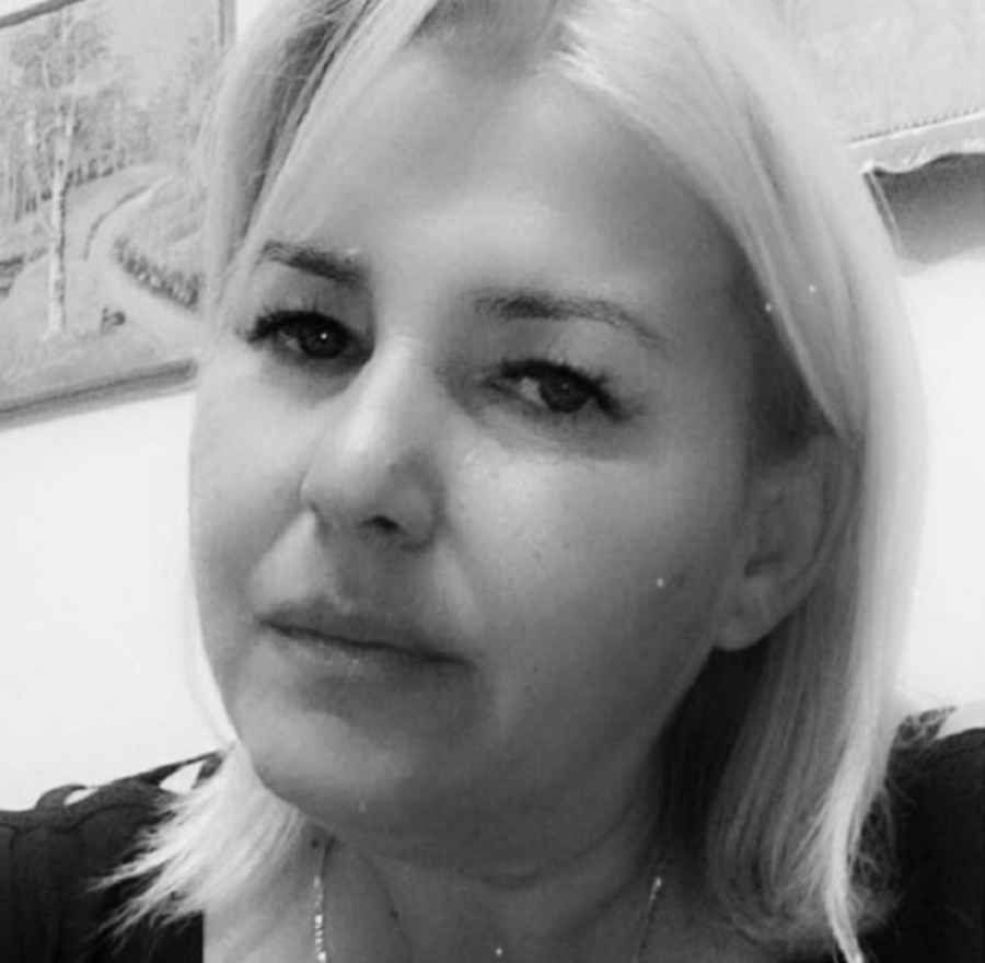 BIO JOJ JE DUŽAN PLATU, SAUČEŠĆE NIJE IZJAVIO! Ćerka pokojne Jasmine iz Kuće od srca iznela nove skandalozne detalje o odnosu njene majke i poznatog voditelja!