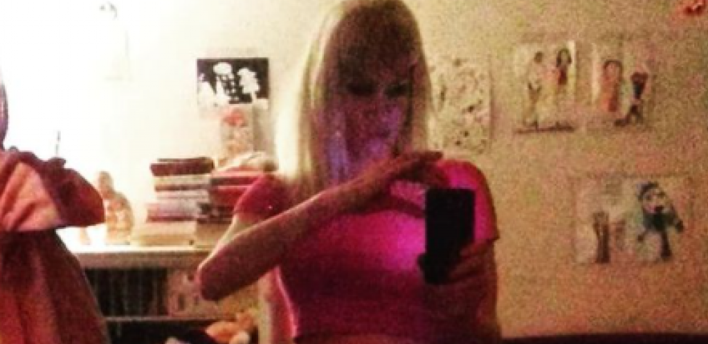 NJENE GOLE FOTKE ŠOKIRALE SU JAVNOST! Ćerka je našeg slavnog muzičara, izbegava medije, a danas izgleda potpuno drugačije i mami uzdahe! (FOTO)