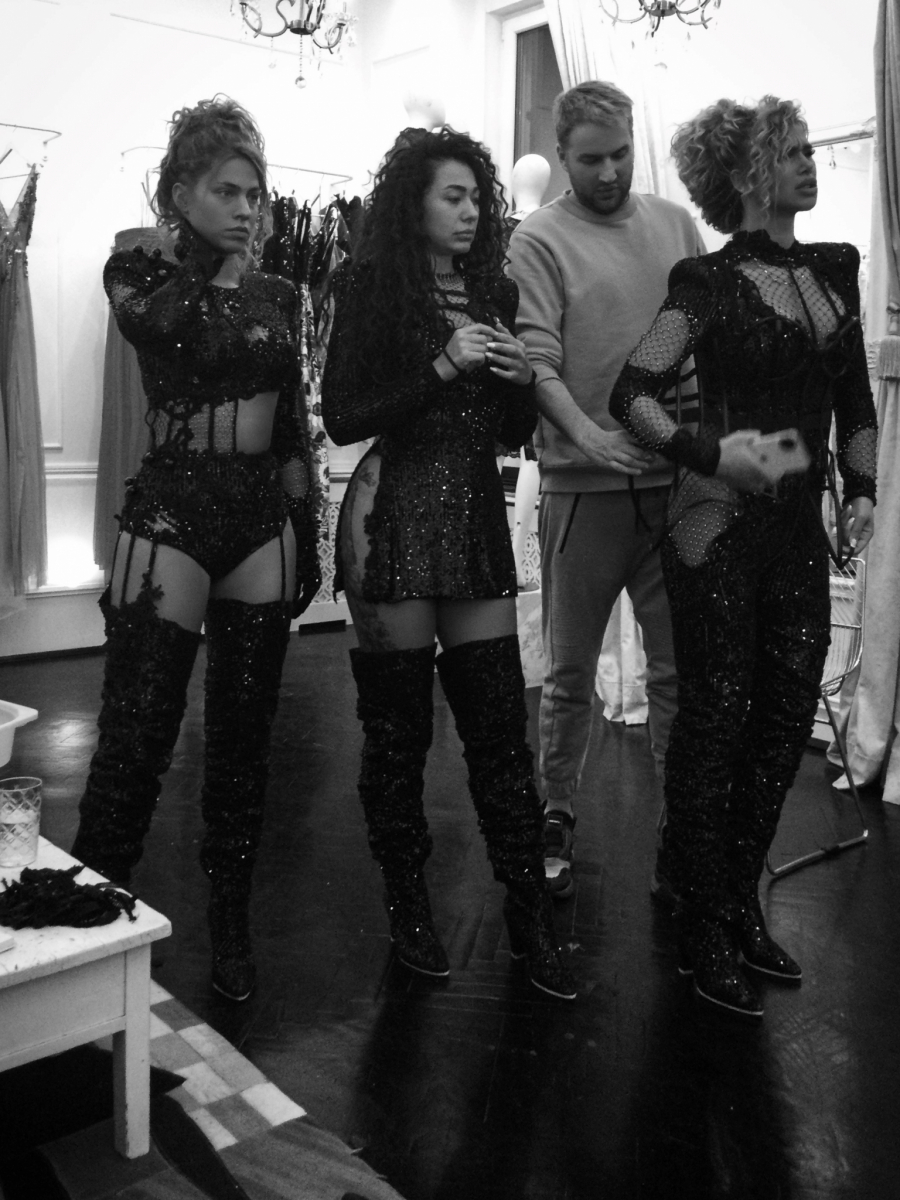 KONTROLIŠEMO SE, IMA PUNO DROGE Uraganke šokirale izjavom o estradi i porocima, a onda priznale gde kupuju provokativnu garderobu