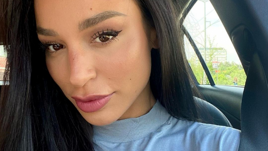 ŠOKANTNO KAKO JE EDITA ARADINOVIČ IZGLEDALA PRE OPERACIJE Danas važi za jednu od najzgodnijih pevačica, a nekada je bila sasvim druga osoba! (FOTO)