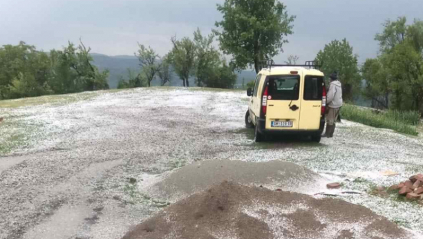 Jak i krupan grad opustošio sela u Šumadiji: Sve je uništeno, na nekim mestima formiran beli pokrivač od 10 centimetara (FOTO/VIDEO)