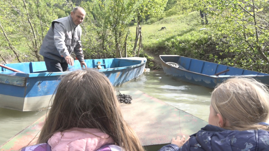 Majka Marina svakodnevno prevozi troje mališana do škole veslajući na čamcu preko nabujale reke Lim: Izloženi velikoj opasnosti (FOTO/VIDEO)