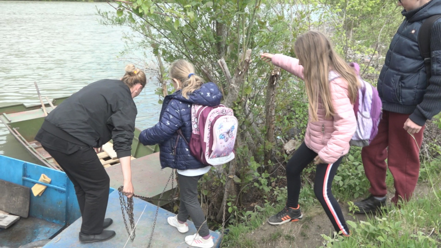 Majka Marina svakodnevno prevozi troje mališana do škole veslajući na čamcu preko nabujale reke Lim: Izloženi velikoj opasnosti (FOTO/VIDEO)