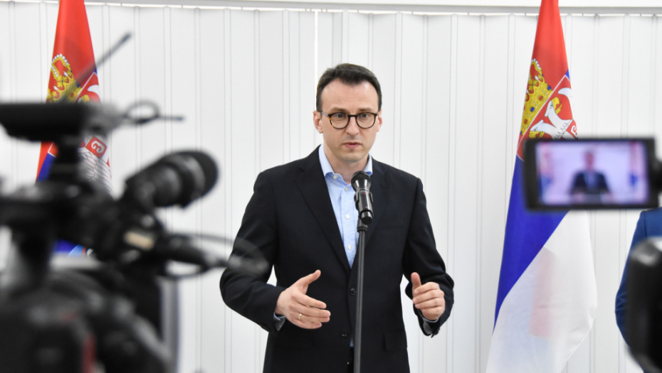 "Predali Kosovo na tacni Albancima, a smeta im Vučić"