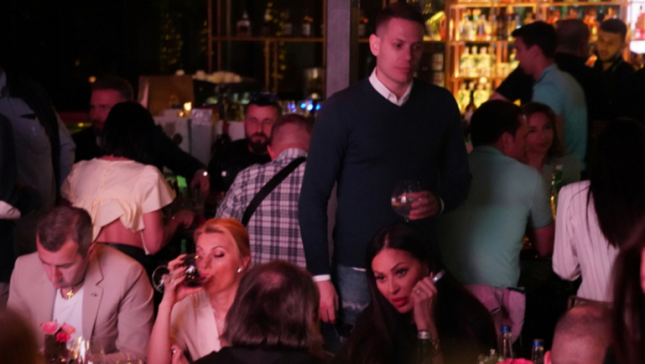 DEVOJČICE ODLEPILE ZA BOGDANOM Cecin dečko nije mogao da prođe ulicom, sa svih strana mu prilazili da se slikaju sa njim