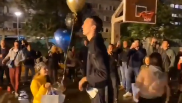 TAKO SE DOČEKUJE KOMŠIJA! Pokuševski nije ni slutio šta ga čeka u Novom Sadu! Baklje, mural i prijatelji na okupu! (VIDEO)