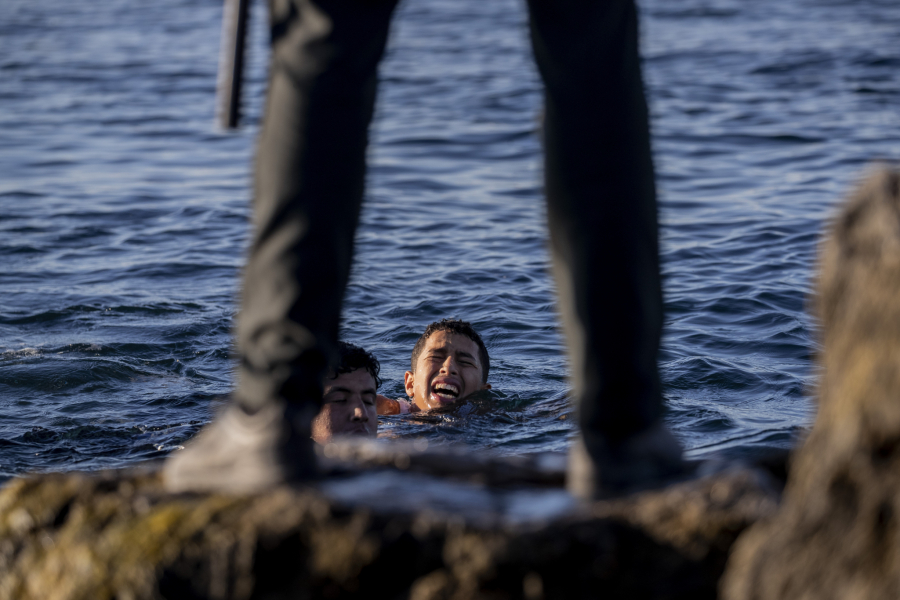 POTRESNE SLIKE OBILAZE SVET U naletu nasilnog prelaska migranata u Španiju iz vode je spašena novorođena beba - 