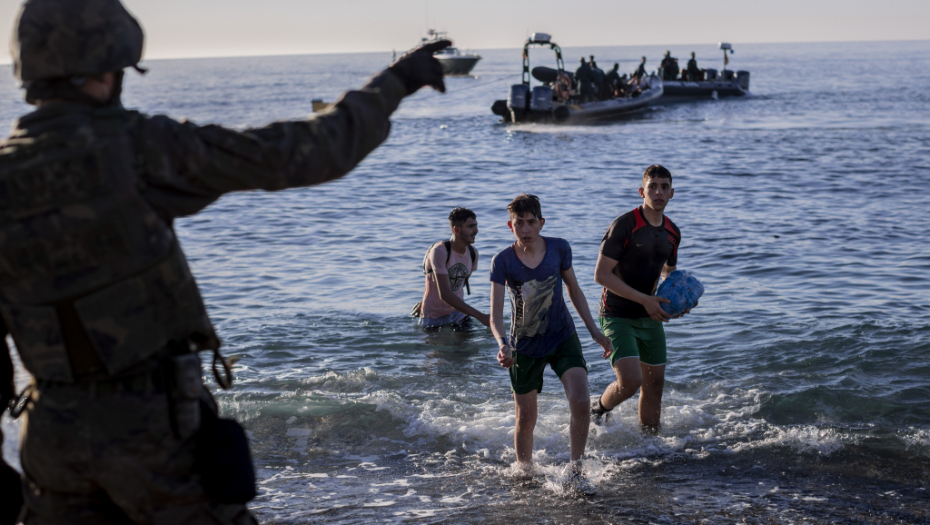 ŠPANCI PRESRELI BRODOVE I IZVUKLI 208 OSOBA Migranti se uputili na Kanarska ostrva