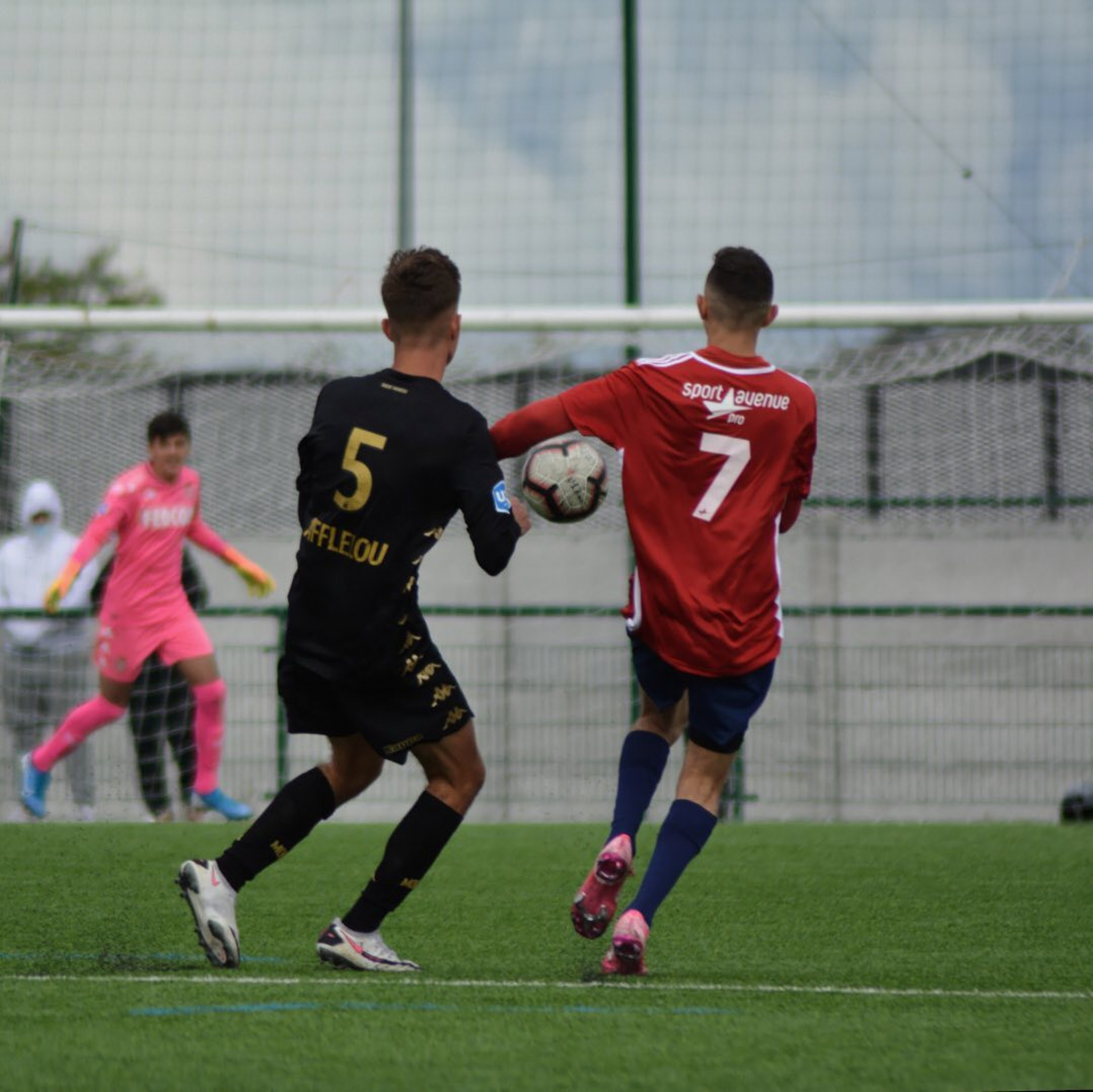 ODRASTAO U FRANCUSKOJ, ALI SRCE JE REKLO - SRBIJA Kažu za njega da je novi Nemanja Vidić, nosi dres Zvezdinog rivala i otkriva na koga crveno-beli da obrate pažnju (FOTO)