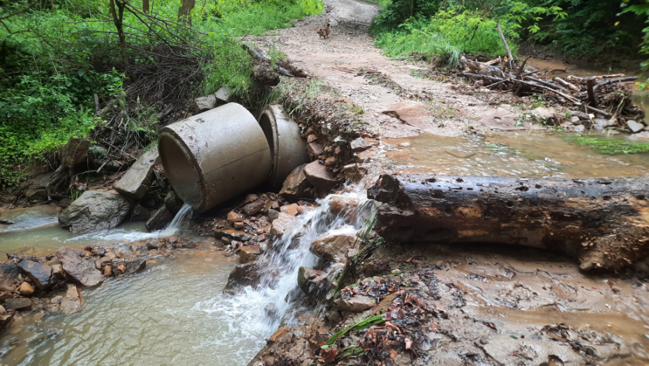 Nevreme u Ljigu odnelo put u Lalincima: Bujica nosila sve pred sobom, a Nikolići strahuju od novih padavina (VIDEO)