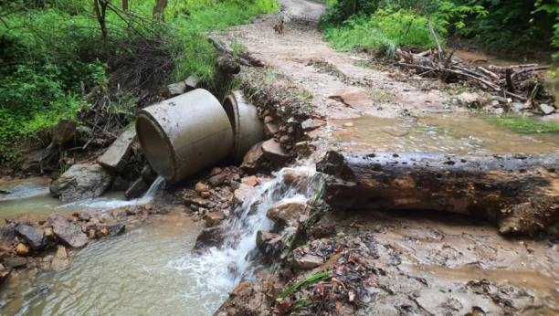 Nevreme u Ljigu odnelo put u Lalincima: Bujica nosila sve pred sobom, a Nikolići strahuju od novih padavina (VIDEO)