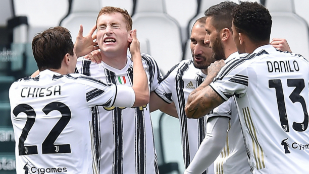 ŠVEĐANI NE MOGU BEZ SRPSKIH NARODNJAKA Ponovo se ori hit Nade Topčagić, evo ko je uz njega podigao pehar (VIDEO)