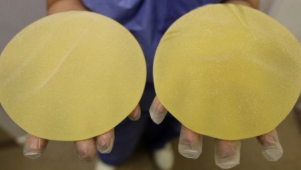 UMESTO PRAVOG IMPLANTA UGRADILI IM INDUSTRIJSKI SILIKON! Ženama "otrov" curio u telo, strahuje se da je 400.000 njih širom sveta prevareno!