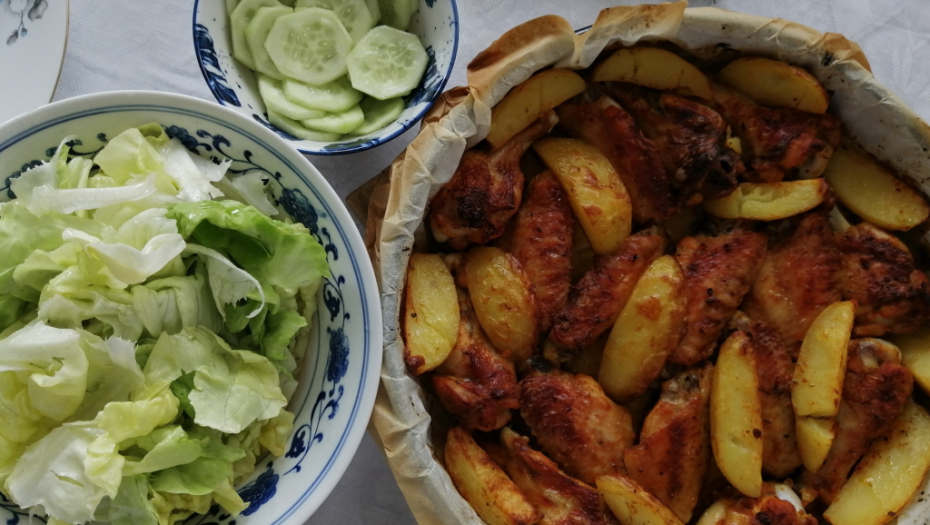 PREUKUSAN RUČAK ZA SAMO 250 DINARA: Pileća krilca, krompirići, salata, a gotovo začas