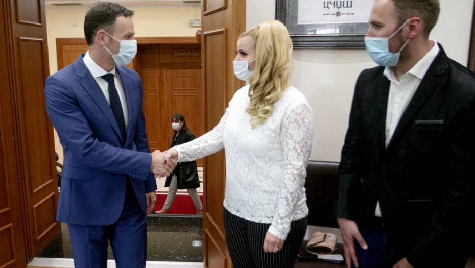 Mali potpisao ugovor sa dobitnicom stana u prvom izvlačenju nagradne igre "Uzmi račun i pobedi 2021"