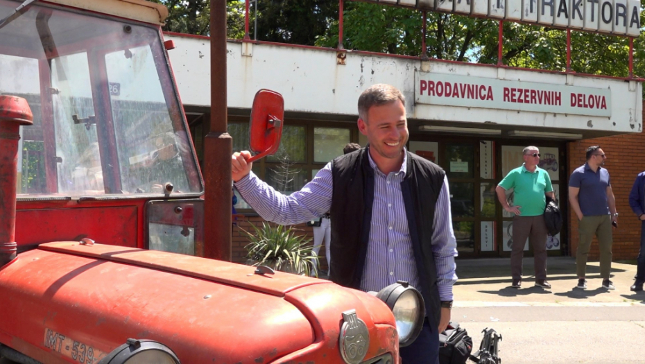 Miroslav Aleksić ispred IMT-a na traktoru