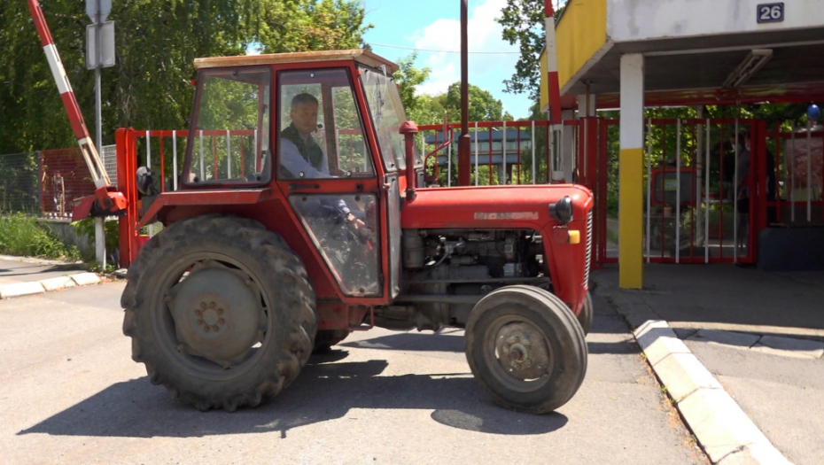 Miroslav Aleksić ispred IMT-a na traktoru