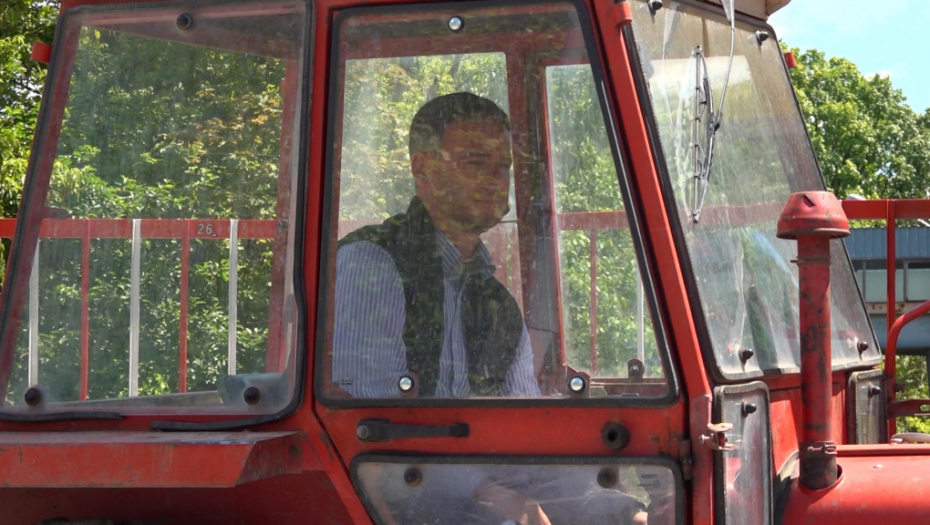 Miroslav Aleksić ispred IMT-a na traktoru