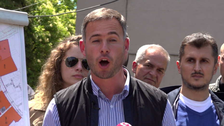 Miroslav Aleksić ispred IMT-a na traktoru