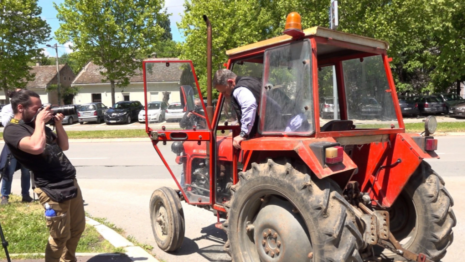 Miroslav Aleksić ispred IMT-a na traktoru
