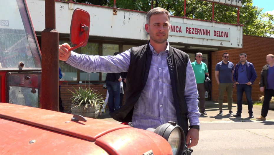 Miroslav Aleksić ispred IMT-a na traktoru