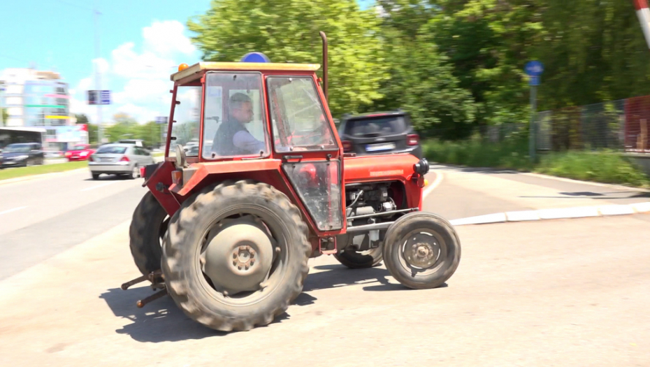 Miroslav Aleksić ispred IMT-a na traktoru