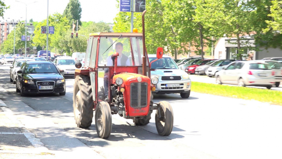 Miroslav Aleksić ispred IMT-a na traktoru