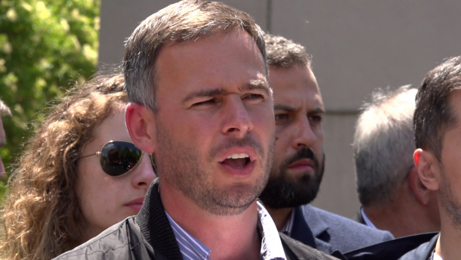 Miroslav Aleksić ispred IMT-a na traktoru