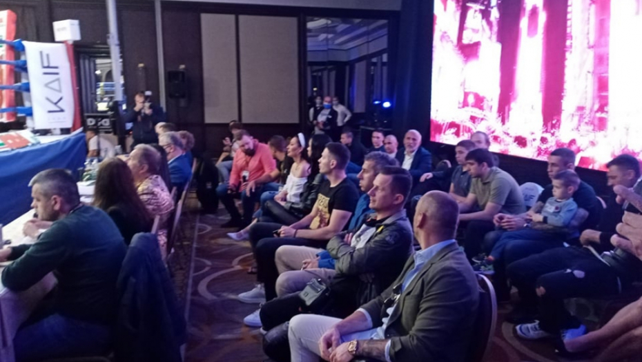 CECA U PRATNJI DEČKA DOŠLA DA PODRŽI SINA! Sve je spremno za spektakl, a ova posebna žena je Veljku najjači 