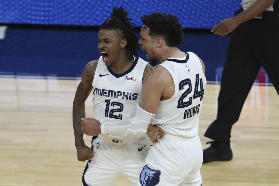 UHVATI ME AKO MOŽEŠ Devojka uletela na teren, a pogledajte reakciju obezbeđenja (VIDEO)