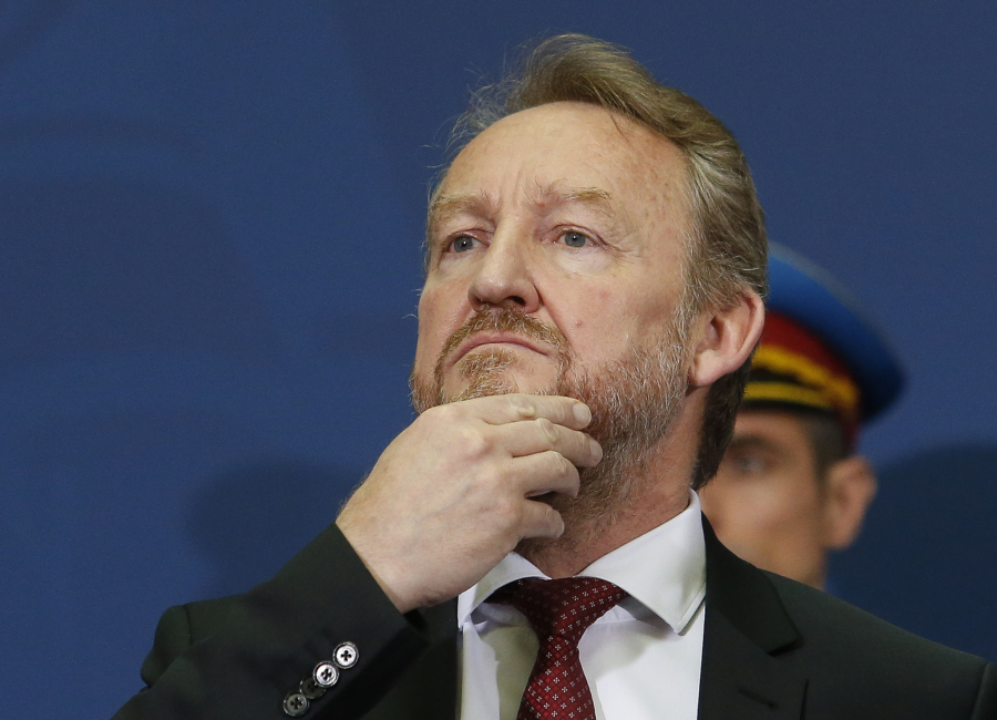 IZETBEGOVIĆ BRUTALNO IZVREĐAO SRBE! Srbija nema pravo da vlada nad Kosovom!