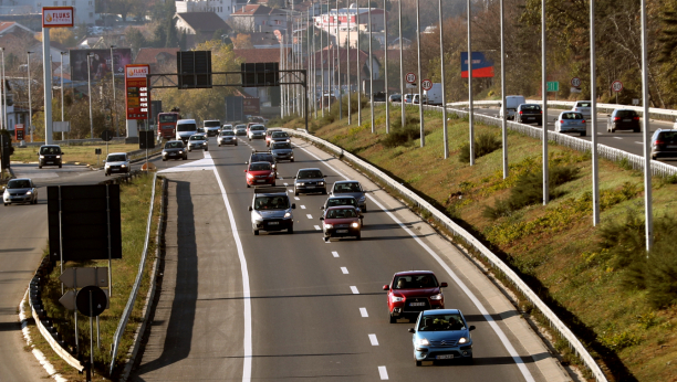 STANJE NA PUTEVIMA Umeren saobraćaj, smanjena vidljivost u ovim delovima Srbije