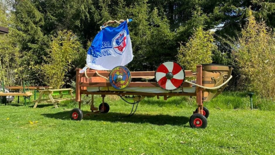 ISPUNILI SU MU VELIKU ŽELJU! Nepokretni dečak pratio povratak svog voljenog kluba u Cvajtu! (FOTO)