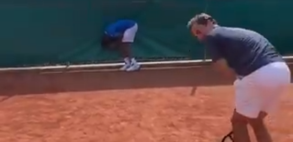 RODŽERE, DA LI SI POLUDEO?! Federer gađao tenisera lopticama, a onda ga pogodio tamo gde ne treba! (VIDEO)