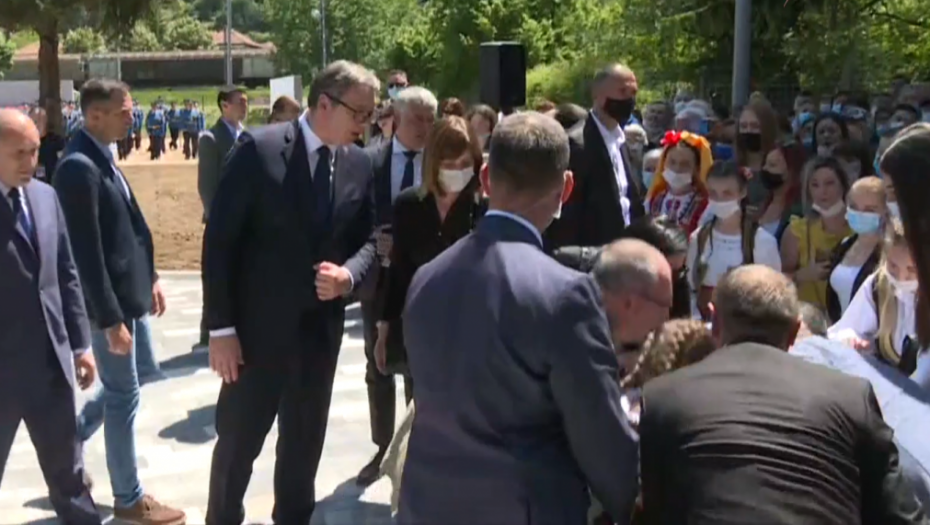Devojci pozlilo na otkrivanju spomenika u Dimitrovgradu, Vučić sa govornice pritekao u pomoć (FOTO)