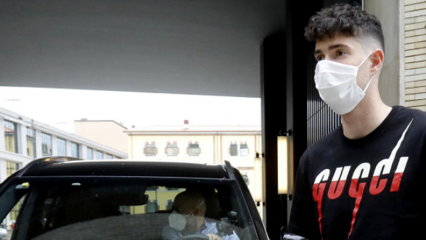 HIT HIT HIT On je upravo postao šampion, a onda ga je mama obrukala kao niko pre, svet drma ova fotografija (FOTO)