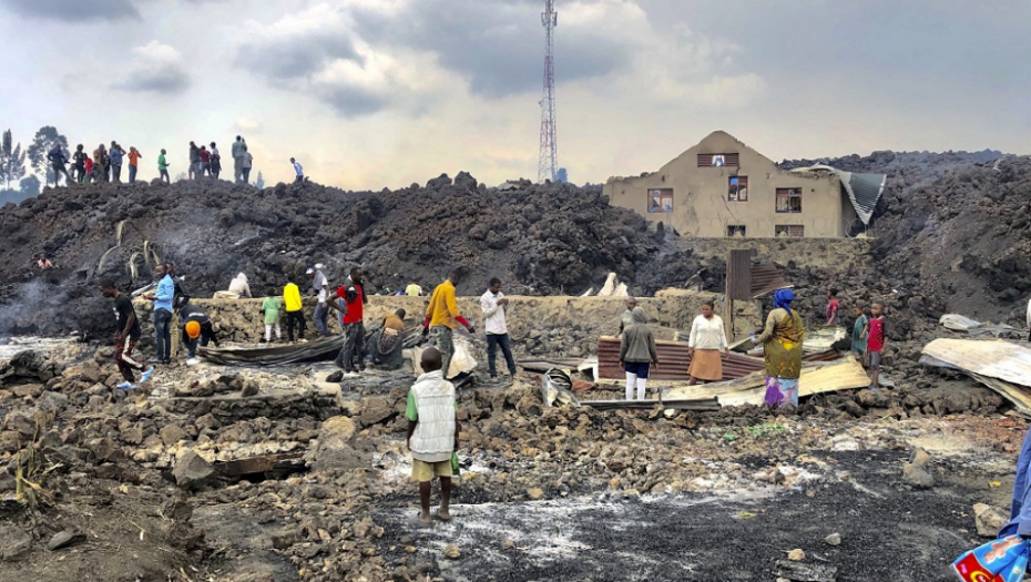POTOCI LAVE TEKLI NIZ PLANINU! Nebo je odjednom postalo crveno, poginulo najmanje 15 ljudi, traga se za 170 nestale dece! (FOTO)