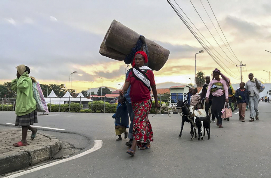ERUPCIJA VULKANA U KONGU: Dok lava kulja na sve strane ljudi su primorani da sve ostave i beže preko granice! (FOTO)